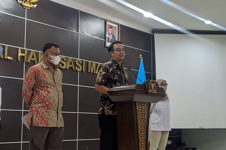 Komisioner Komnas HAM bisang Penyuluhan Beka Ulung Hapsara (di mimbar) saat konferensi pers terkait tragedi Kanjuruhan di Kantor Komnas HAM, Senin (24/10/2022).