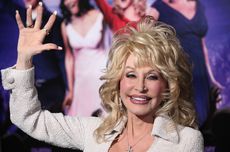 Dolly Parton Ungkap Prosedur Kecantikan yang Paling Disesali