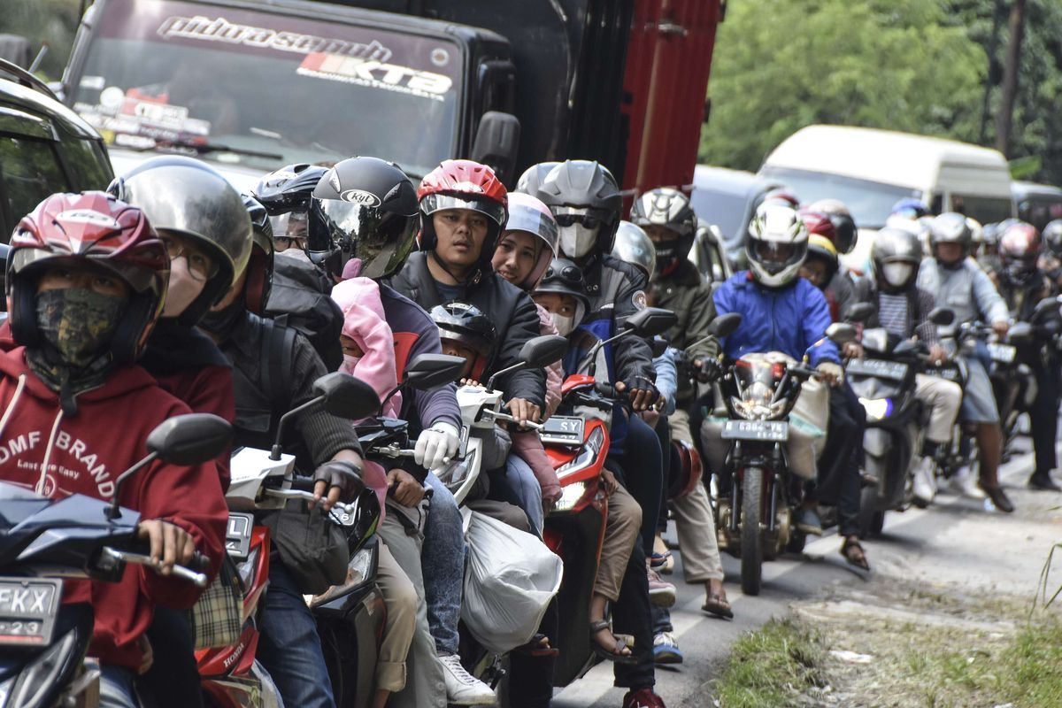 Sejumlah pemudik bersepeda motor antre di Jalur Selatan Tanjakan Lingkar Gentong Bawah, Kadipaten, Kabupaten Tasikmalaya, Jawa Barat, Jumat (6/5/2022). Pada H+3 Lebaran arus lalu lintas menuju Bandung dan Jakarta terpantau padat merayap serta terjadi antrean kendaraan sepanjang 12 kilometer dari Rajapolah hingga Lingkar Gentong, Kabupaten Tasikmalaya.