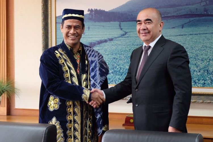 Menteri Pertanian Andi Amran Sulaiman (kiri) bersalaman dengan Zoir T Mirzaev, Deputi Perdana Menteri merangkap Menteri Pertanian dan Sumberdaya Air Uzbekistan (kanan) pada Senin (21/8/2017) di Kementerian Pertanian. Indonesia menginginkan Uzbekistan membantu kampanye positif kelapa sawit.