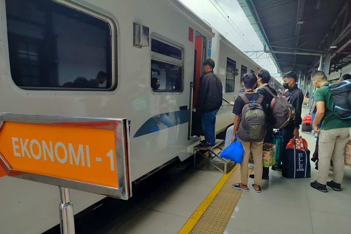 Pemudik sedang menaiki kereta api ekonomi di salah satu stasiun kereta api yang ada di Indonesia