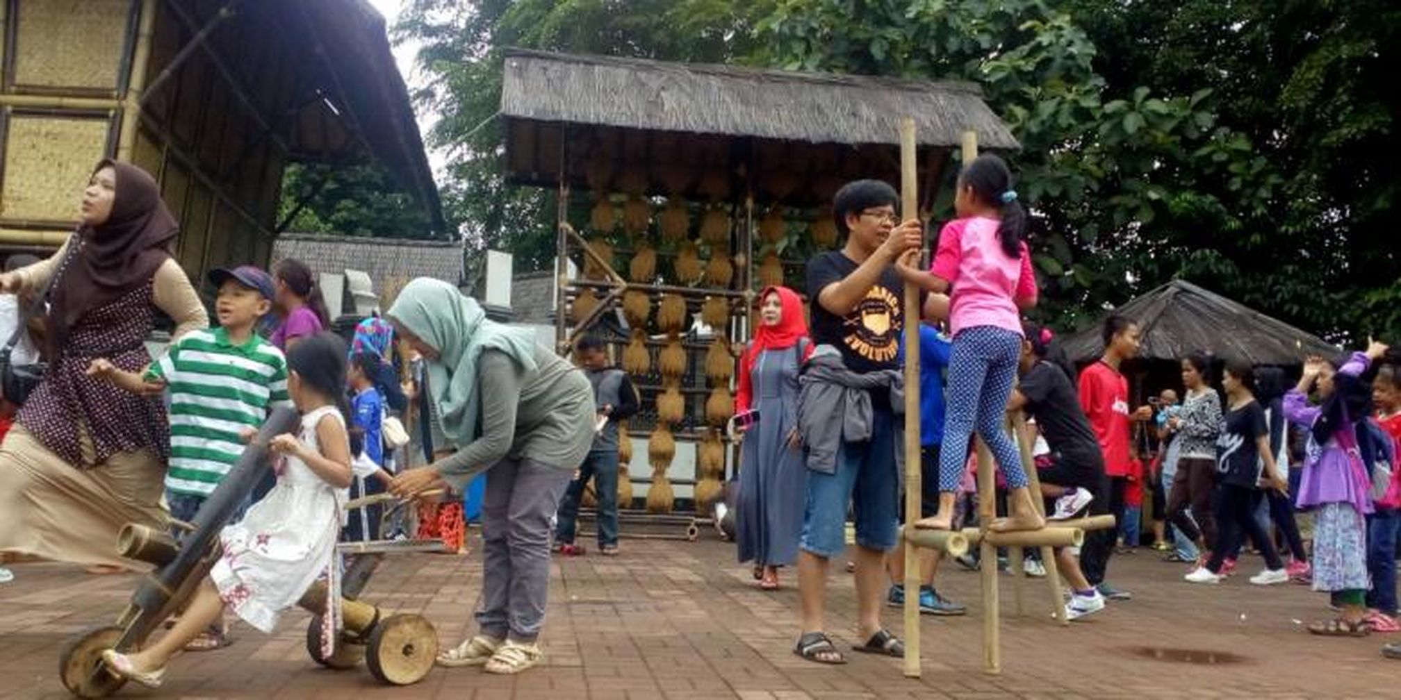 Singgahi Taman Pasanggrahan Purwakarta Main Enak Makan Pun