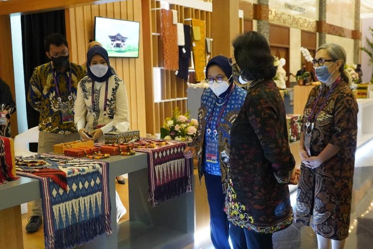 Pengenalan kerajinan kreasi pelaku UMKM binaan Lembaga Pembiayaan Ekspor Indonesia (LPEI) dalam pertemuan G20 di Jakarta. 