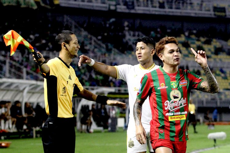 Pemain Persebaya Surabaya gali Freitas dan pemain Bhayangkara Presisi Lampung FC Putu Gede melakukan protes saat laga pekan ke-21 Super League 2025-2026 di Stadion Gelora Bung Tomo Surabaya, Jawa Timur, Sabtu (14/2/2026) malam.