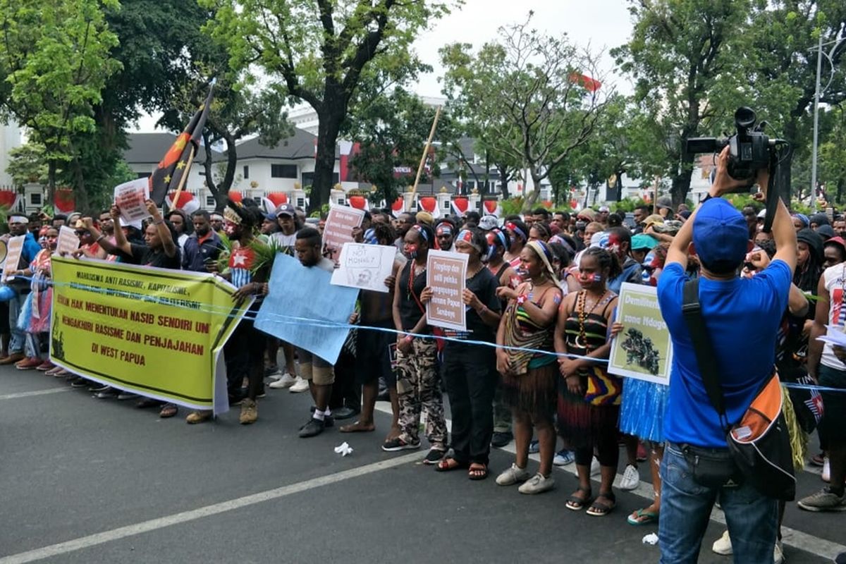 Tolak Rasialisme, Mahasiswa Papua Unjuk Rasa di Depan Mabes TNI AD, Jalan Medan Merdeka Utara, Jakarta Pusat, Rabu (28/8/2019).