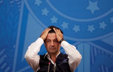 Luiz Henrique Mandetta saat masih menjabat sebagai Menteri Kesehatan Brasil, dalam konferensi pers untuk memberikan perkembangan terkini tentang virus corona di Brasil. Mandetta dipecat pada Kamis (16/4/2020) akibat perselisihan yang kian meruncing dengan Presiden Brasil Jair Bolsonaro, terkait penanganan virus corona. Foto diambil pada 15 April 2020.