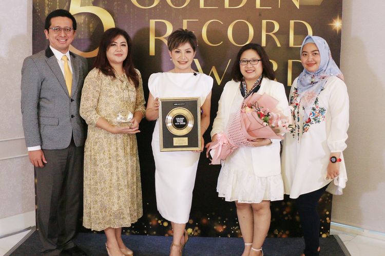 Founder & President Director Miracle Aesthetic Clinic, dr.Lanny Juniarti (tengah, memegang plakat).