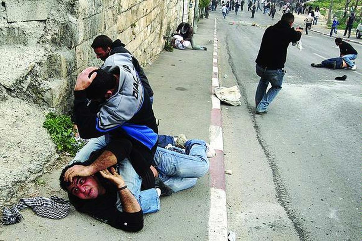 Polisi Israel berpakaian biasa menahan demonstran Palestina dalam sebuah bentrokan di Jerusalem timur, Selasa (16/3). Warga Palestina memprotes perluasan permukiman Yahudi di Jerusalem timur, yang direncanakan oleh Palestina sebagai ibu kota negara kelak.