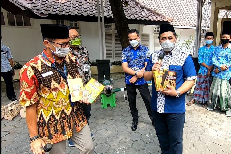 Menparekraf Sandiaga Uno (kiri) dan Wakil Gubernur Jawa Tengah Taj Yasin Maimoen (kanan).