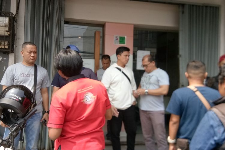 Sejumlah anggota kepolisian sedang melakukan olah tempat kejadian di lokasi dugaan pembunuhan seorang pengemudi taksi online di depan Kantor Cabang Pembantu (KCP) BRI Unit Harjasari, Kecamatan Bogor Timur, Kota Bogor, Kamis (31/10/2019).