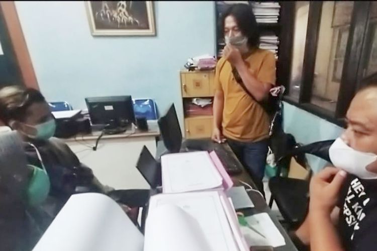 Polisi meminta keterangan sepasang kekasih terduga pelaku pembuang jasad janin bayi yang ditemukan warga, di Mapolres Brebes, Jumat (18/6/2021). 