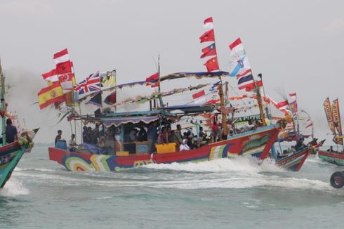 Lestarikan Budaya, Nelayan di Tegal Melarung 7 Ancak Kepala Kerbau Saat Sedekah Laut
