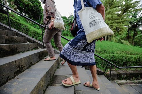 Sandal Upanat Diuji Coba untuk Naik ke Candi Borobudur