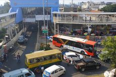 Jelang Lebaran, PKL Jatibaru Kembali Kuasai Trotoar di Bawah Skybridge