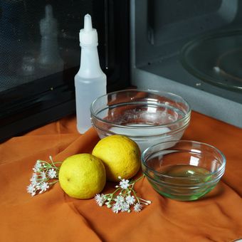 Beberapa bahan yang ada di dapur dapat digunakan untuk membersihkan microwave, misalnya cuka, sabun cuci piring, lemon, dan baking soda. 