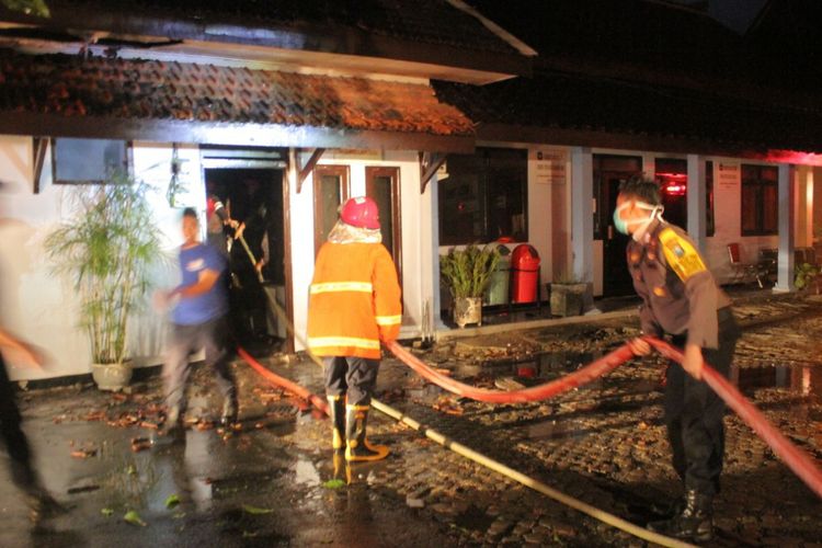 Proses pembasahan kebakaran ruang penyimpanan vaksin milik Dinas Kesehatan Kota Blitar, Jawa Timur, Kamis (23/4/2020).
