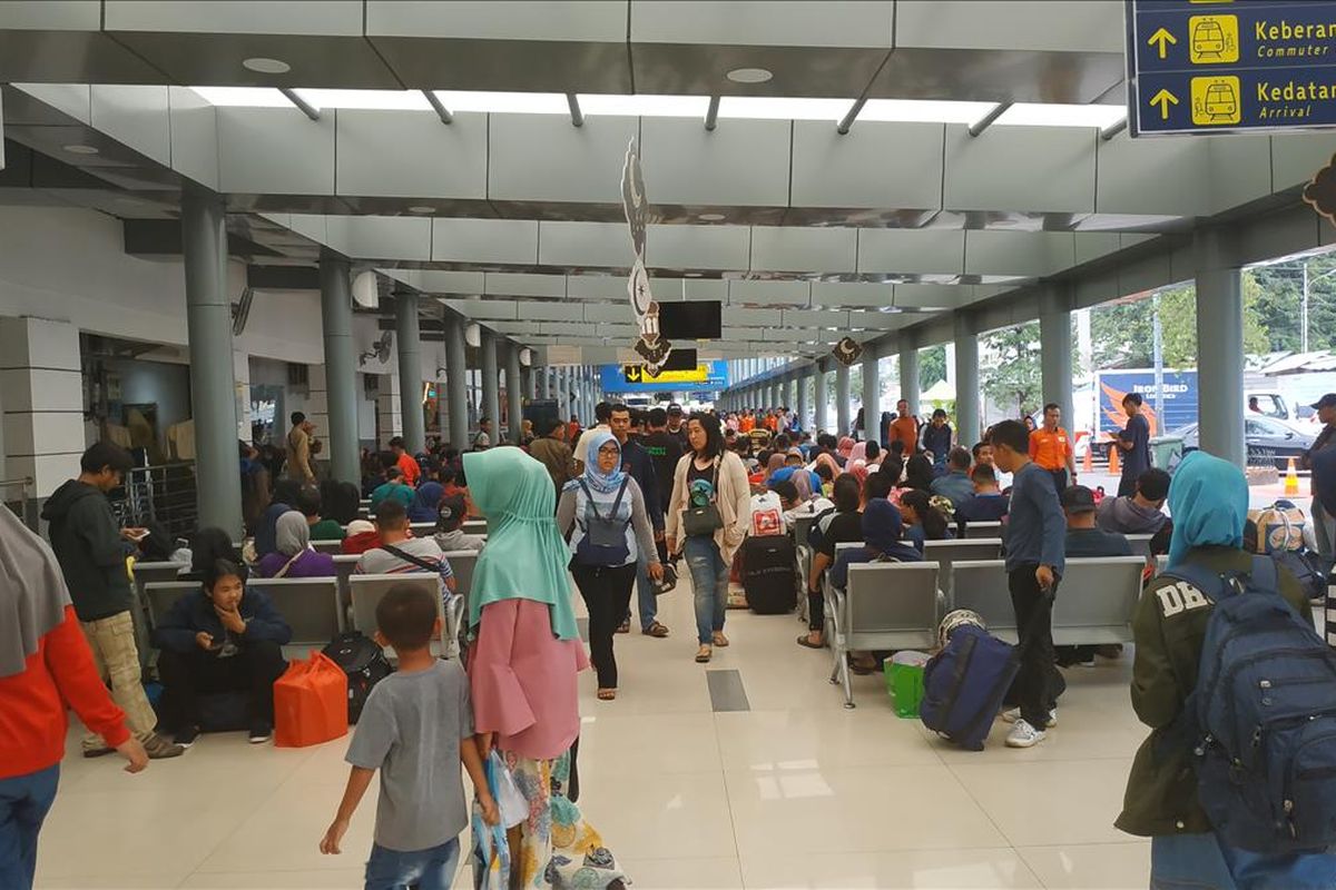 Suasana di Stasiun Pasar Senen pada H-2 Lebaran 2019, Senin (3/6/2019).