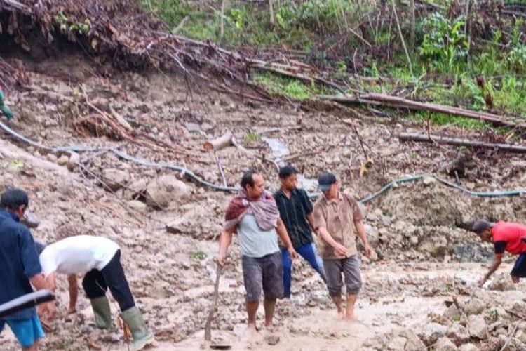 Petugas gabungan dibantu warga Kecamatan Leles, Kabupaten Cianjur, Jawa Barat, berusaha membuka kembali akses jalan yang terputus akibat longsor, Rabu (7/6/2023).