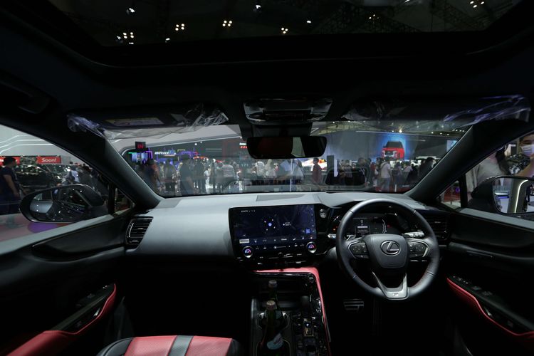 Kabin Lexus NX PHEV saat dipamerkan di ajang Gaikindo Indonesia International Auto Show (GIIAS) 2022 di ICE BSD, Tangerang, Sabtu (13/8/2022).