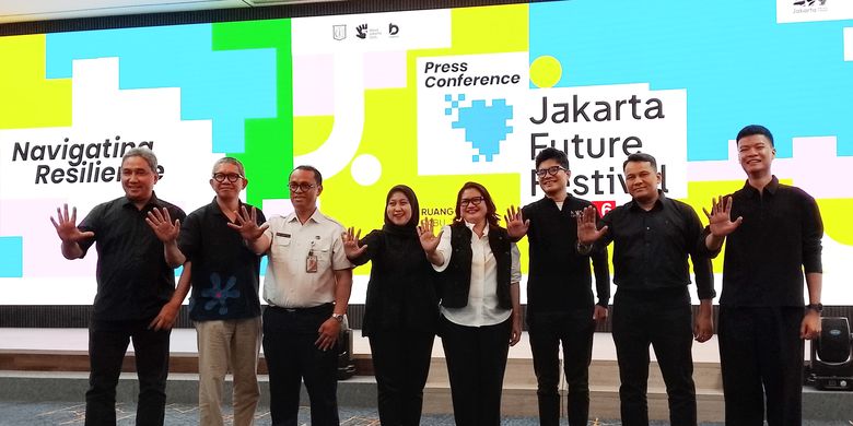 Panitia Jakarta Future Festival 2026 berfoto bersama seusai peluncuran program festival di Balai Kota DKI Jakarta, Rabu (3/6/2026).