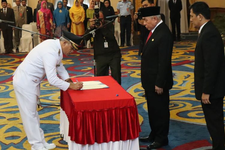 Gubernur Kalimantan Timur Isran Noor melantik dan mengangkat sumpah jabatan Wakil Wali Kota terpilih Samarinda, Muhammad Barkati, di Pendopo Odah Etam Kantor Gubernur Kaltim Jalan Gajah Mada, Samarinda, Kalimantan Timur, Kamis (15/8/2019).