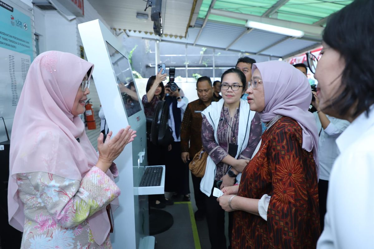 Menteri Pendayagunaan Aparatur Negara dan Reformasi Birokrasi (PANRB) Rini Widyantini saat meninjau langsung pelaksanaan cek kesehatan gratis (CKG) di Pusat Kesehatan Masyarakat (Puskesmas) Kebayoran Baru, Jakarta Selatan, Kamis (7/8/2025).