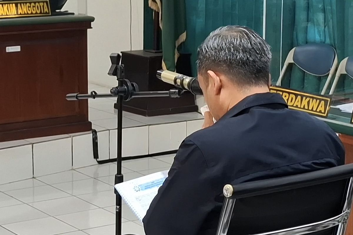 Menteri UMKM, Maman Abdurrahman menangis saat memberikan tanggapan dalam sidang kasus Toko Mama Khas Banjar yang digelar di Pengadilan Negeri Banjarbaru, Rabu (14/5/2025).