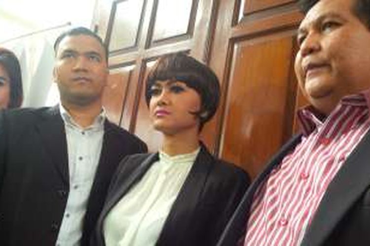 Artis peran dan penyanyi dangdut Julia Perez atu Jupe menghadiri sidang perceraiannya di PN Jaksel, Ampera Raya, Rabu (30/3/2016). Jupe menggugat suaminya, pesepakbola Gaston Castano.