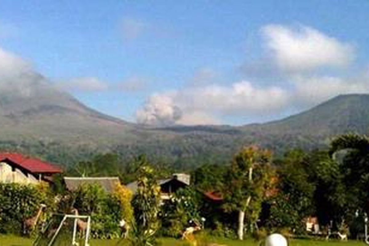 Ilustrasi: Gunung Lokon berstatus Awas setelah mengeluarkan material vulkanik, Senin (11/7/2011).