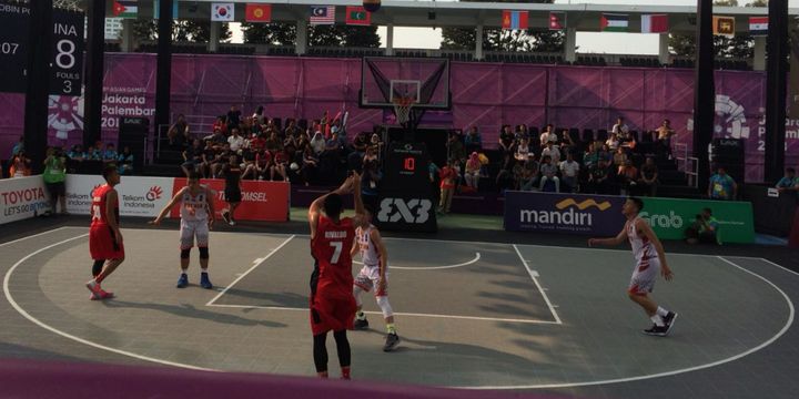 Tim 3x3 basket putra Indonesia melawan Vietnam pada pertandingan Grup A Asian Games 2018.