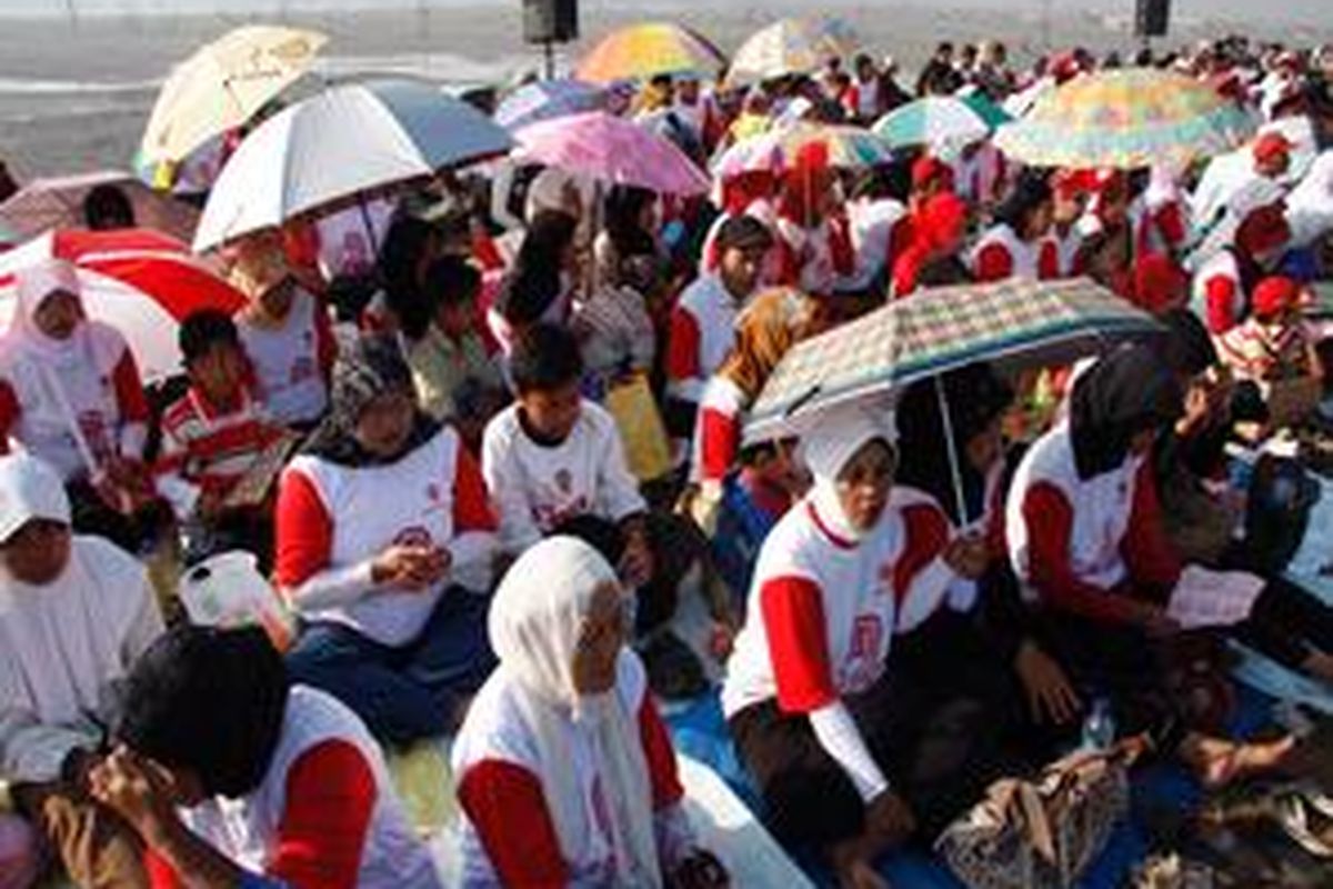 Ribuan korban lumpur Lapindo menggelar istighotsah di tanggul Desa Siring Porong Sidoarjo untuk memeringati dua tahun tragedi yang menenggelamkan sedikitnya empat desa itu.