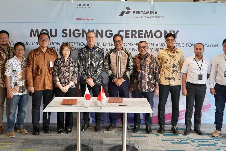 CEO Pertamina New & Renewable Energy (Pertamina NRE) Dannif Danusaputro bersama jajarannya dan Country Managing Director Hitachi Energy Indonesia Predrag Grupkovic berserta jajarannya berfoto bersama usai kedua perusahaan menandatangani nota kesepahaman (MoU) dalam hal inovasi konservasi energi dan sistem ketenagalistrikan di Jakarta, Senin (22/1/2024).