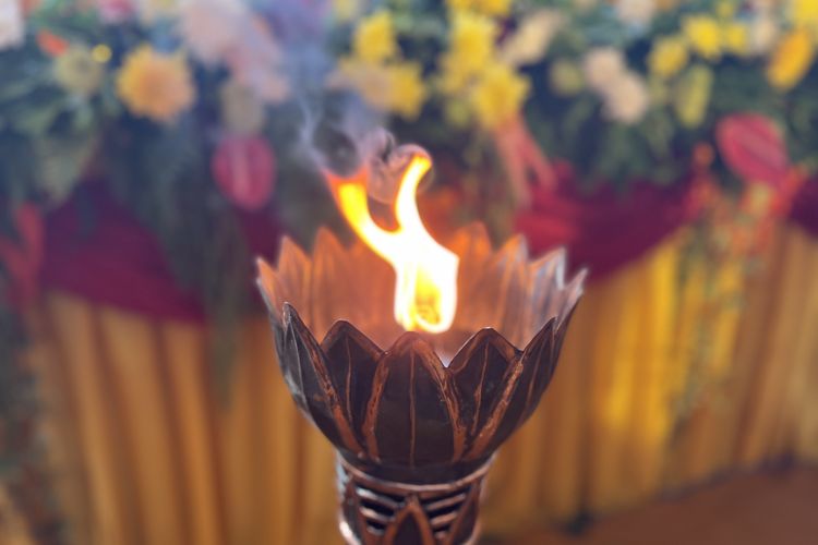 Rangkaian Waisak Prosesi Api Dharma di Candi Mendut.