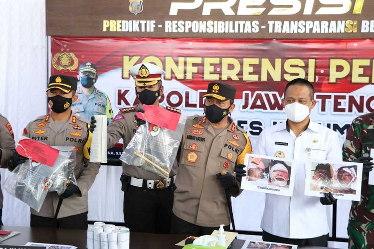 Kapolda Jawa Tengah, Irjen Pol Ahmad Luthfi menggelar pers rilis kasus ledakan petasan yang menewaskan empat orang di Mapolres Kebumen, Jumat (14/5/2021).