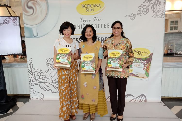 Brand Manager Tropicana Slim Noviana Halim, Artis Peran Cut Mini dan Dokter Spesialis Penyakit Dalam dari Siloam Hospital, Mulyani Anny Suryani Gultom SsPD (paling kiri ke kanan) seusai konferensi pers Tropicana Slim White Coffee di Wyls Kitchen, Jakarta Selatan, Kamis (22/2/2018).