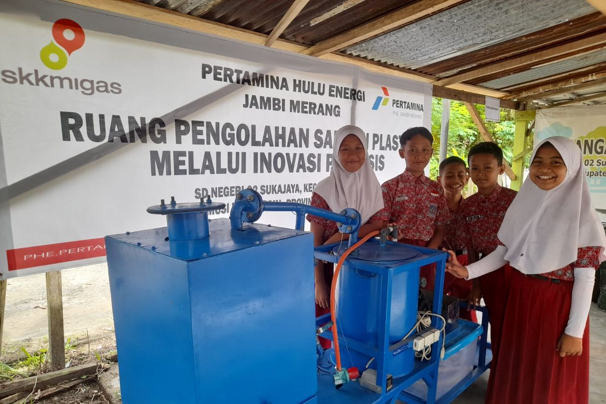 Pertamina membantu SDN 2 Sukajaya, Kecamatan Bayung Lencir, Kabupaten Musi Banyuasin, Provinsi Sumatera Selatan dengan mendatangkan alat pengolah sampah plastik jadi bahan bakar minyak tanah. 