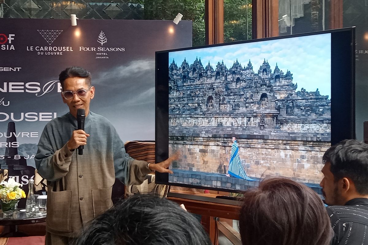 Foto-foto Candi Borobudur yang diabadikan oleh desainer Edward Hutabarat turut dipamerkan di  Carrousel du Louvre, Paris.