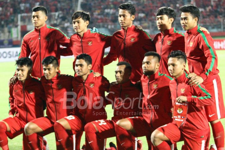 Pemain Timnas U-19 Indonesia di sepak mula kontra Laos Laos pada laga Grup A Piala AFF U-19 2018 di Stadion Gelora Delta, Sidoarjo, Minggu (1/7/2018).