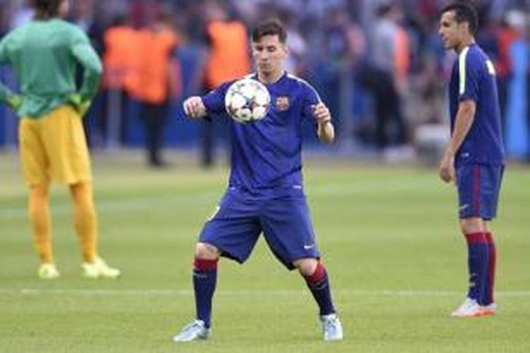 Striker Barcelona, Lionel Messi, melakukan pemanasan jelang final Liga Champions melawan Juventus di Olympiastadion, Berlin, Sabtu (6/6/2015).