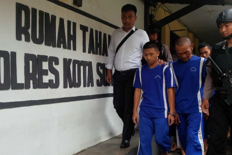 Petugas kepolisian menggiring sejumlah tersangka perkara narkoba selesai konperensi pers di Polres Sukabumi Kota, Jawa Barat, Kamis (17/1/2019).