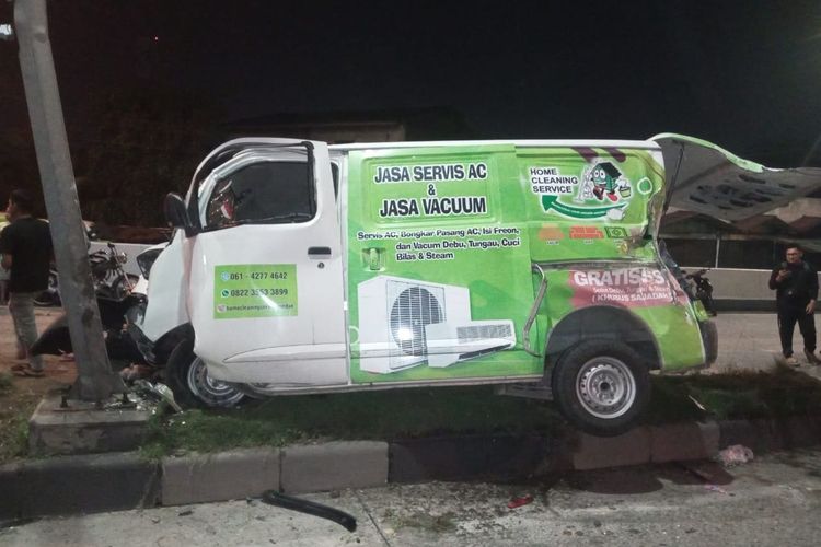 Satu mobil Gran Max menabrak tiang listrik di Jembatan Jamin Ginting, Kota Medan pada Rabu (16/7/2025) dini hari. 