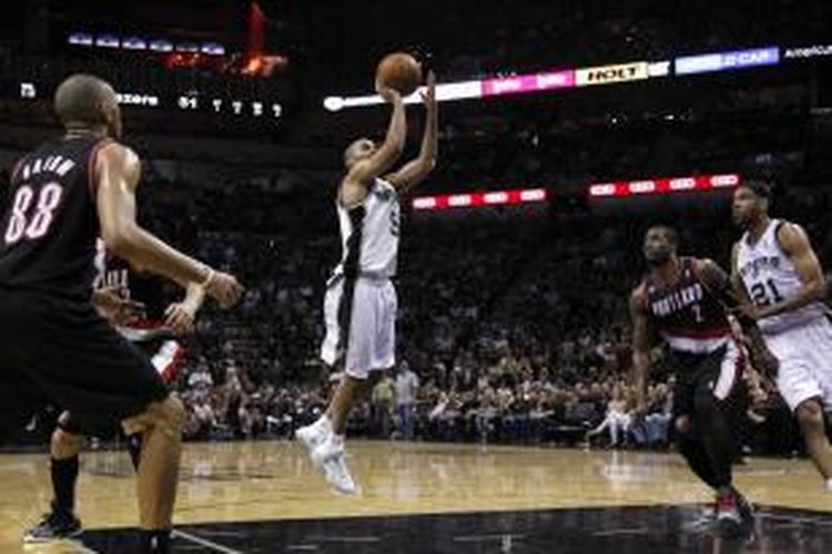 Pemain San Antonio Spurs, Tony Parker (tangah) melakukan tembakan saat menghadapi Portland Trail Blazers pada laga kedua semifinal Wilayah Barat di AT&T Center, Kamis (8/5/2014). Spurs menang 114-97.