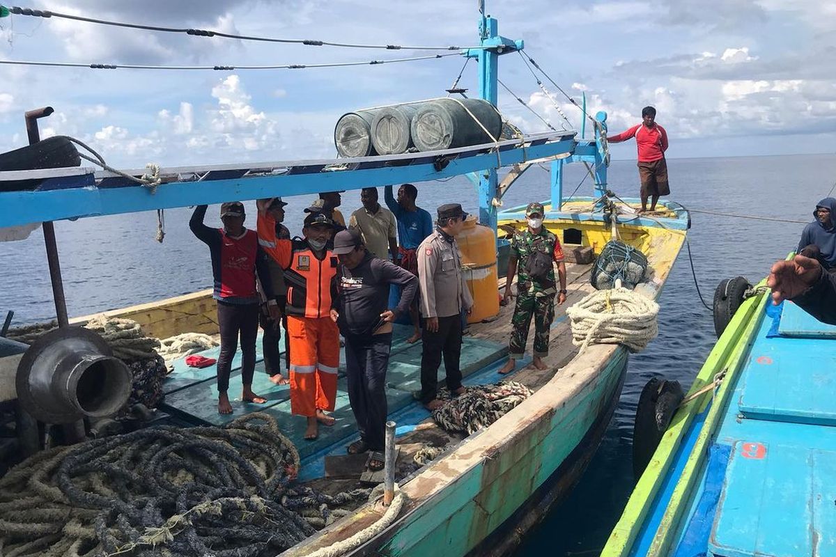 Polsek Masalembu saat mengamankan kapal nelayan asal Probolinggo yang dicurigai menggunakan cantrang, Rabu (14/12/2022). 