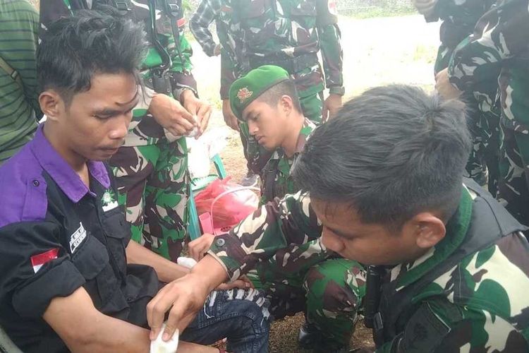 Seorang mahasiswa mengalami luka bakar saat aksi unjuk rasa di depan jalan masuk ke Kantor DPRD Baubau, Senin (1/9/2025). Korban langsung mendapat pertolongan medis dari anggota TNI Batalyon Infantri (Yonif) TP 823 Raja Wakaka yang bertugas melakukan pengamanan.