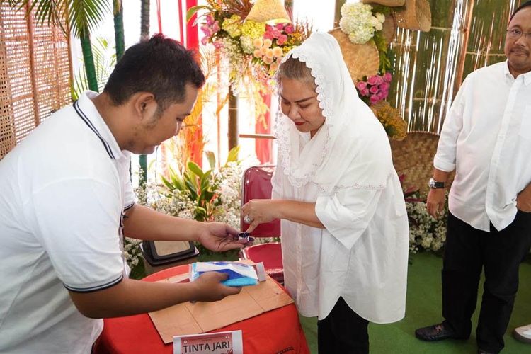 Wali Kota Semarang Hevearita Gunaryanti Rahayu saat berada di TPS.