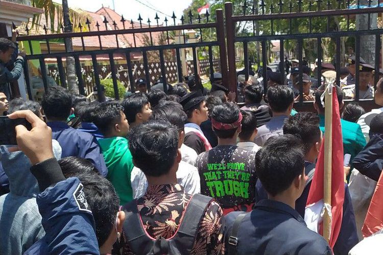 Aksi unjuk rasa aktivis Badan Eksekutif Mahasiswa dari berbagai perguruan tinggi di Kabupaten Pamekasan memperingati Hari Tani Nasional dan satu tahun kepemimpinan Bupati dan Wakil Bupati Pamekasan, Selasa (24/9/2019).