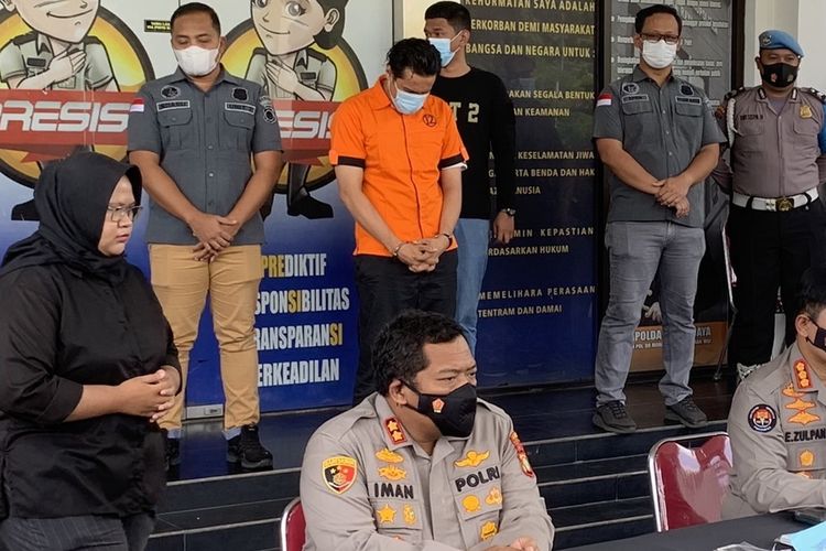 Pesinetron Bobby Joseph atau BJ mengenakan baju tahanan dengan kondisi tangan diborgol saat keluar dari Polres Tangerang Selatan, Senin (13/12/2021).