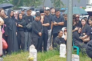 Menangis Histeris di Pemakaman Lula Lahfah, Reza Arap: Kenapa Enggak Dengerin Gue, Jawab