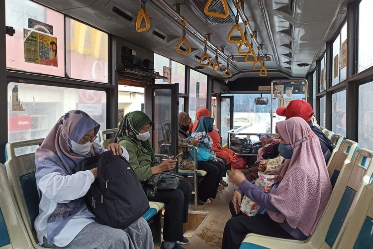 Ilustrasi suasana di dalam Bus Tayo Tangerang. Kode QR untuk membayar retribusi bus biasanya ditempel di jendela di sisi kanan dan kiri.