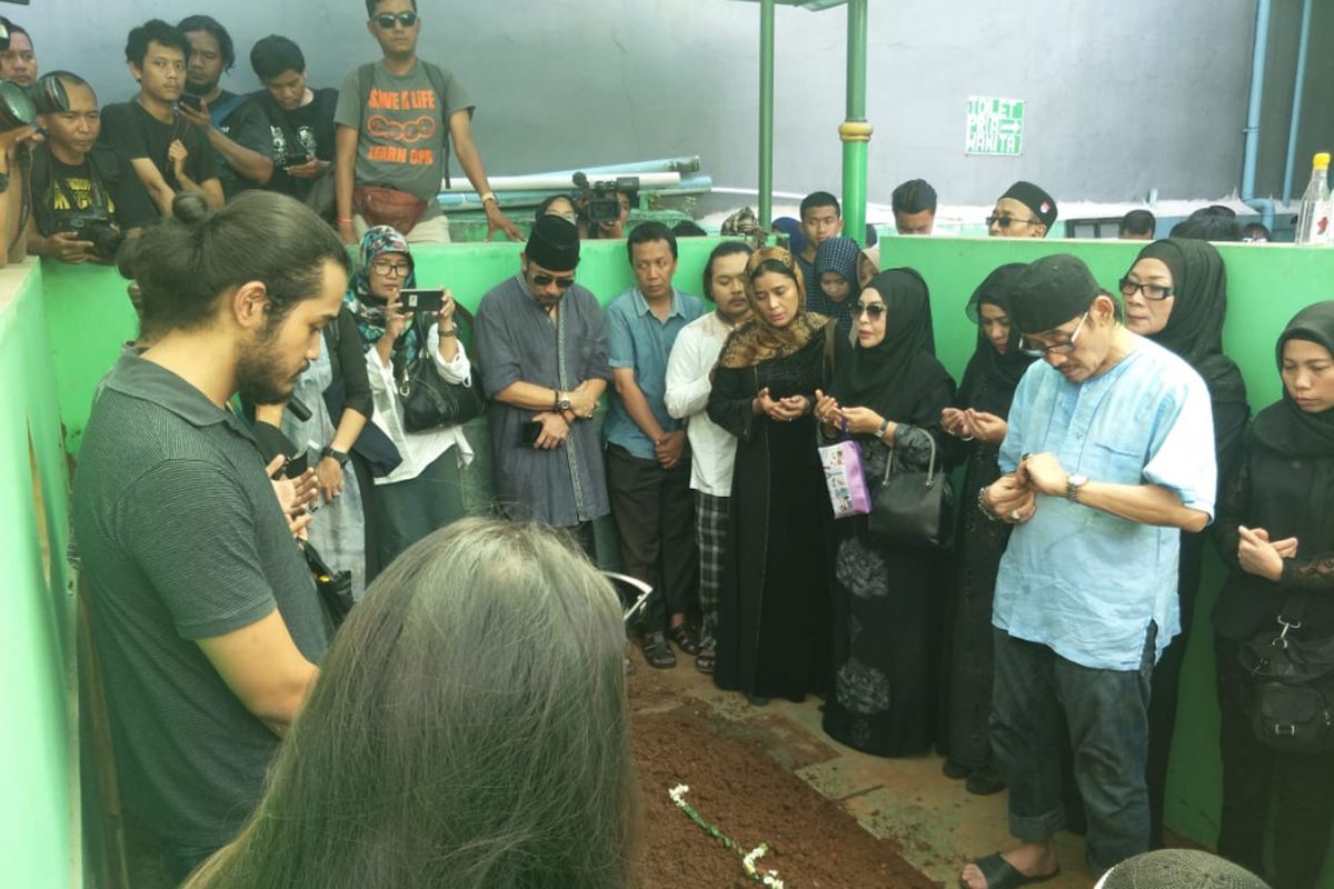 Suasana pemakaman artis musik Dian Pramana Poetra di Pemakaman Wakaf Masjid Ibadur Raya, Kelapa Dua, Ciracas, Jakarta Timur, Jumat (28/12/2018).